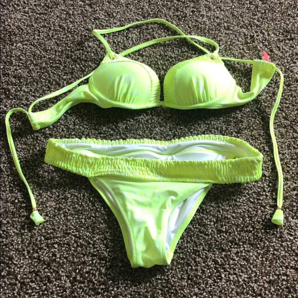 Victoria’s Secret matching print swim suit